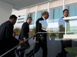 En la guardia de honor, Peña Nieto, Silva Meza y los hijos de Sergio Valls. SUN / P. Juárez