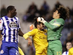 La primera intervención fundamental del guardameta jalisciense apaciguó un riflazo del Deportivo La Coruña. EFE / Cabalar