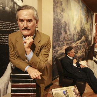 Estrenan figura de cera de Carlos Fuentes