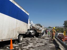 El tráiler de doble semirremolque, que iba a exceso de velocidad, arrasó con lo que había en el carril en mantenimiento. EL INFORMADOR /