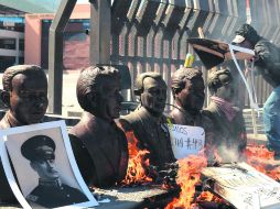 Maestros de la CETEG prendieron fuego a los bustos de bronce de los gobernadores ubicados en el Palacio de Gobierno de Guerrero. AP /