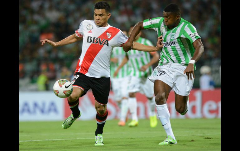 La ofensiva de River, encabezada por el ex Cruz Azul, Teófilo Gutiérrez, no pudo imponerse a la defensa del Atlético Nacional. AP / L. Benavides