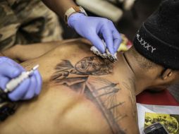 Han habido ciudadanos que incluso han osado tatuarse el rostro del ícono de la lucha contra el Apartheid. AFP / G. Guercia