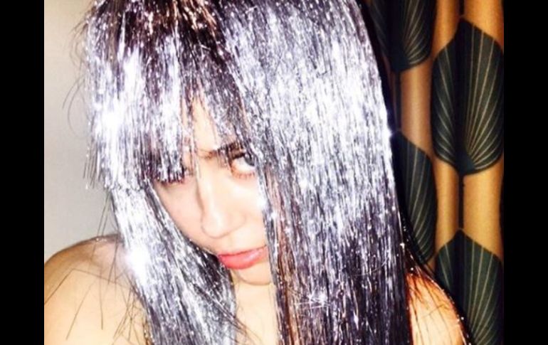 Con una peluca metálica, Cyrus comenzó un espectáculo. FACEBOOK / Miley Cyrus