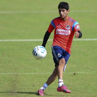 Ángel Reyna tardará en presentarse con Chivas