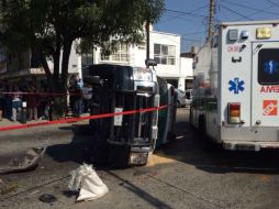 El el lugar trabajan elementos de la Policía Vial para retirar los vehículos. ESPECIAL /