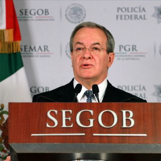 Rubido acude a la PGR para reunión con padres de los normalistas