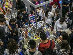 En el sexto día de la FIL, los asistentes siguen visitando las instalaciones para comprar sus libros favoritos. EL INFORMADOR / A. Hernández