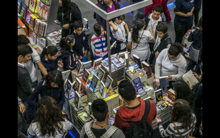En el sexto día de la FIL, los asistentes siguen visitando las instalaciones para comprar sus libros favoritos. EL INFORMADOR / A. Hernández