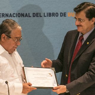 Esteban Ríos Cruz recibe el Premio de Literaturas Indígenas de América