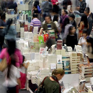 Llenan sus mochilas con 80 libros... ¡robados!