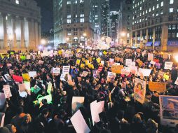 Indignación. Desde la noche del miércoles miles de neoyorkinos han salido a la calle en señal de protesta. AP /