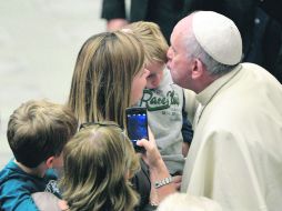 Cercanía. El Papa Francisco besa a un niño durante la Jornada Internacional del Voluntariado en el Aula Pablo VI. EFE /
