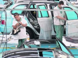 México terminará el año con cerca de tres millones 300 mil unidades fabricadas. AFP / ARCHIVO