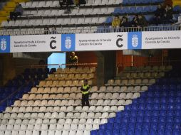 Las butacas del grupo de ultras de La Coruña, 'Riazor Blues', permanecieron vacías durante el duelo ante Málaga en la Copa del Rey. AFP / M. Riopa