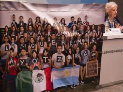 Estela de Carlotto junto a una pancarta de apoyo del colegio Nacional de Buenos Aires a los estudiantes desaparecidos en Ayotzinapa. AFP / H. Guerrero