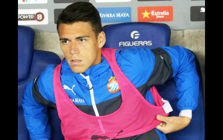 La entidad catalana podría vender al futbolista mexicano en enero para cuadrar sus cuentas. MEXSPORT / J. Valls