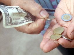 El tipo de cambio para solventar obligaciones en moneda extranjera pagaderas en el país es de 14.1165 pesos. NTX / ARCHIVO