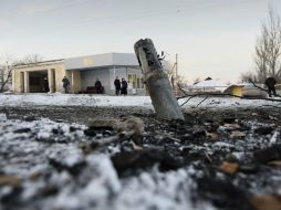 Un grupo de gente espera en una estación de tren de Donetsk, cerca de donde cayó un proyectil. AFP / E. Feferberg