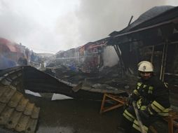 Bomberos combaten un incendio en un mercado de Grozni, capital de Chechenia, en el Cáucaso ruso. EFE / K. Vakhayev