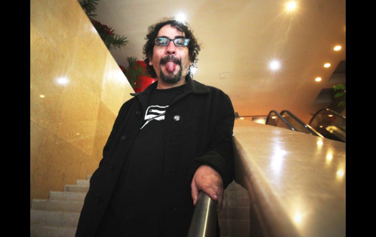 El escritor apunta que en su libro, el límite entre crónica y novela no está establecido. EL INFORMADOR / E. Barrera