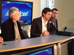 El Presidente de Grupo Pachuca, Jesús Martínez Patiño (i), pide al nuevo dirigente (c) el campeonato del club. TWITTER / @Tuzos