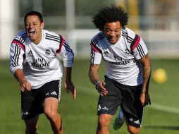 'Chicharito' Hernández junto al lateral izquierdo brasileño Marcelo, quien publicó esta foto presumiendo el estado grupal merengue. TWITTER / @MarceloM12