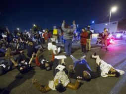 Gente se manifiesta frente a la sede de la Policía en Phoenix, en protesta por el asesinato de Rumain Brisbon, un hombre negro. AP / C. Evans