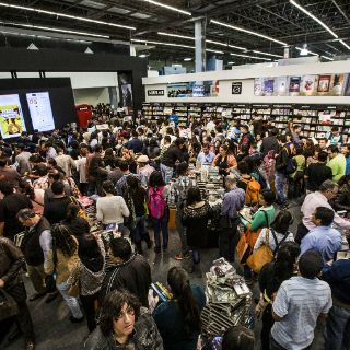 Entusiasmo y suspicacia en la venta noctura de la FIL