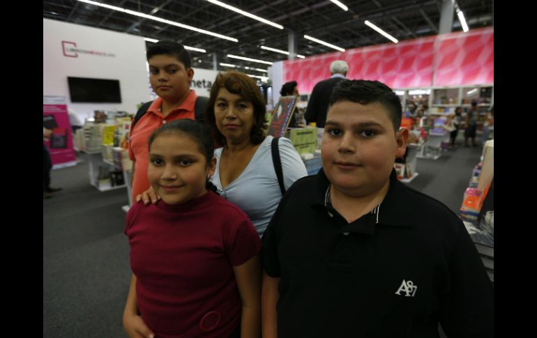 Por tarea y por gusto, esta familia caminó por tres horas en la FIL y gastaron cerca de cien pesos en libros. EL INFORMADOR / A. Hernández
