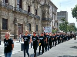 Vestidas de negro, con tacones y cinta roja en la boca, las mujeres caminaron de Chapultepec hasta el Centro tapatío. EL INFORMADOR / V. Meléndez
