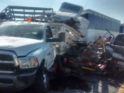 El hecho fue protagonizado por un Freightliner blanco 2009, el cual impactó tres vehículos Dodge Ram y algunos remolques. EL INFORMADOR /