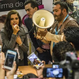 Acuden a la FIL por una firma de Yuya