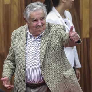 ¡Quieran a su pueblo, comprométanse!: José Mujica a mexicanos