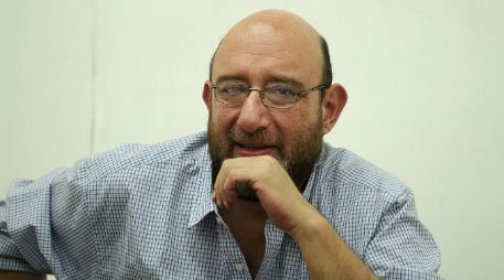 El autor confiesa que escribe sus cuentos a mano y realiza varias lecturas en voz alta para saber si su texto fluye. EL INFORMADOR / J. A. Mendoza