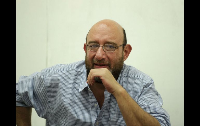 El autor confiesa que escribe sus cuentos a mano y realiza varias lecturas en voz alta para saber si su texto fluye. EL INFORMADOR / J. A. Mendoza