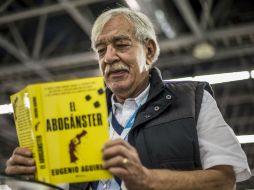 Eugenio Aguirre trae su libro bajo el brazo y está listo para encarar una buena charla entre amigos. EL INFORMADOR / A. Hernández