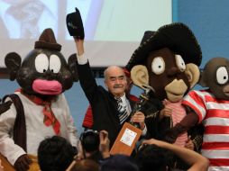 Valencia Burgos, rodeado de 'memínes', no pudo esconder su emoción luego de recibir una ola de aplausos en el Auditorio Juan Rulfo. EL INFORMADOR / J. Mendoza