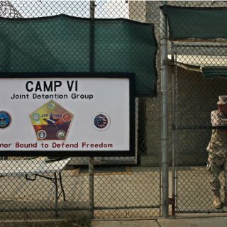 Seis presos de Guantánamo llegan a Uruguay