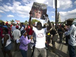 Advierten que continuarán las protestas hasta que el gobernante y Lamothe abandonen sus cargos. AFP / H. Retamal