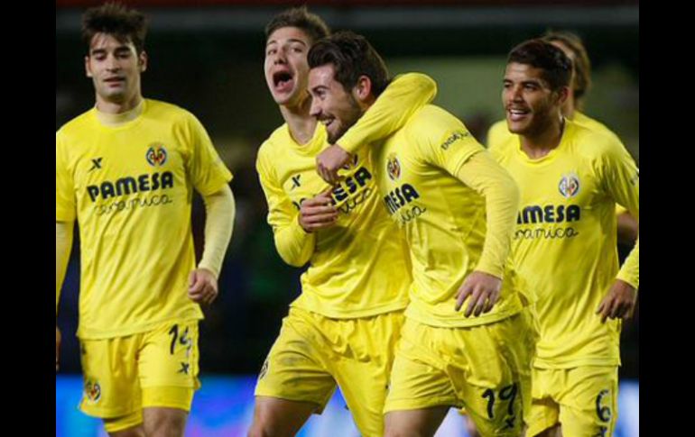 Carlos Vela y Jonathan dos Santos (d) son titulares en el encuentro que finaliza 4-0 a favor del Villarreal. TWITTER / @VillarrealCF