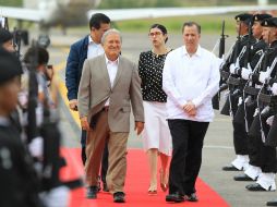 Salvador Sánchez Cerén es recibido por José Antonio Meade al descender del avión. EFE / M. Guzmán