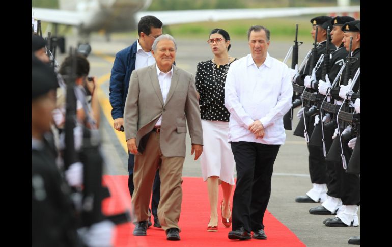 Salvador Sánchez Cerén es recibido por José Antonio Meade al descender del avión. EFE / M. Guzmán