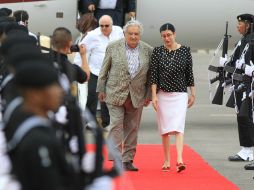 El presidente uruguayo, José Mujica, y Alicia Bárcena llegan al puerto. EFE / M. Guzmán