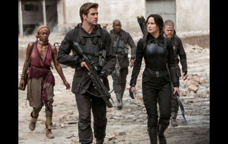 La cinta, protagonizada por Liam Hemsworth (i) y Jennifer Lawrence (d), no ha logrado recaudar las cifras de los episodios previos. ESPECIAL / thehungergamesexplorer.com