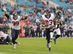 Arian Foster (23) de los Texanos de Houston marca un touchdown durante la segunda mitad del partido contra los Jaguares de Florida. AFP / R. Foldy