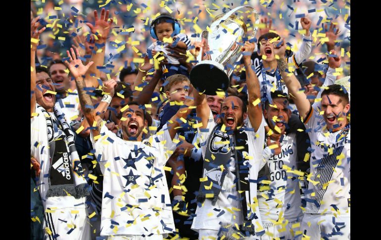 Los jugadores del Galaxy, O. González (i), Juninho (c-i), L. Donovan (c), M. Sarvas (c-d) y R. Keane celebran el triunfo de la Copa. EFE / V. Decolongon