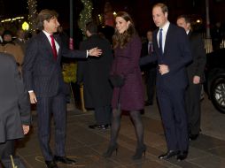 La pareja real asisten a una cena y recepción privada, Catalina oculta su segundo embarazo bajo un abrigo. AFP / C. Rachman