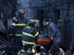 Bomberos sacan el cuerpo de una de las victimas fallecidas en la casa donde ocurrió el accidente. AP / M. Evans