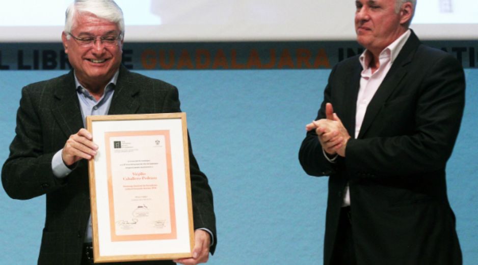 Caballero recibió el reconocimiento de manos de Raúl Padilla. EL INFORMADOR / E. Barrera